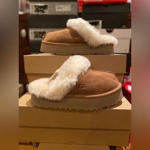 UGG Disquette Slippers Chestnut Size 7, Women’s BRAND NEW. Runs a size small.